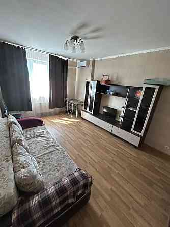 Сдам 1-но.ком.кв. метро Черниговская .Юрия Поправки 4/39А Київ