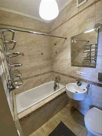 Світла євродвушка з великою вітальнею, балконом в сосновому лісі. Ирпень