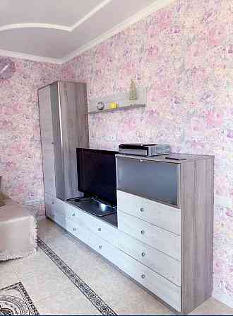 Світла євродвушка з великою вітальнею, балконом в сосновому лісі. Ирпень