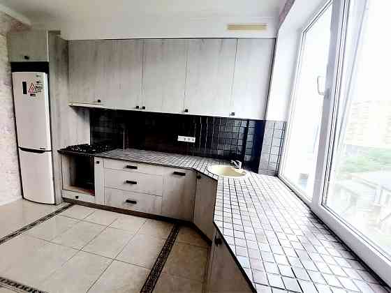 Світла євродвушка з великою вітальнею, балконом в сосновому лісі. Ирпень