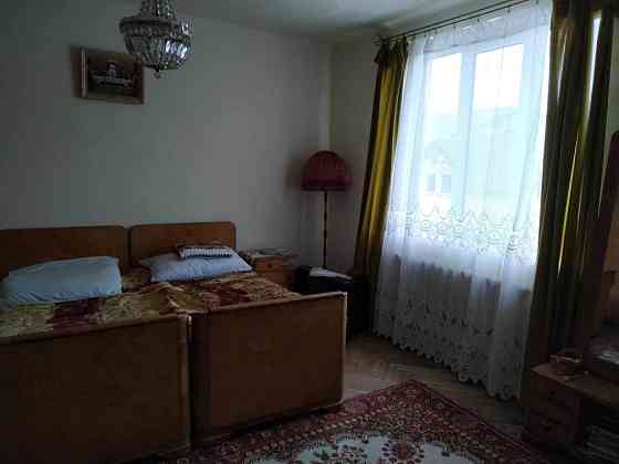 2 кім.квартира в м.Жовква.Вул.Воїнів Упа.Житловий стан.Є гараж, сарай. Жовква