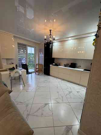 Продаж 2х кімн. квартири + кухня-студія (30м кв) та двома паркомісцями Львів