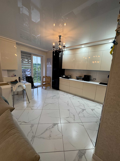 Продаж 2х кімн. квартири + кухня-студія (30м кв) та двома паркомісцями Львів - зображення 1