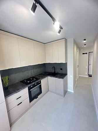 Продам 2 кімнатну на другому поверсі по Корольова 