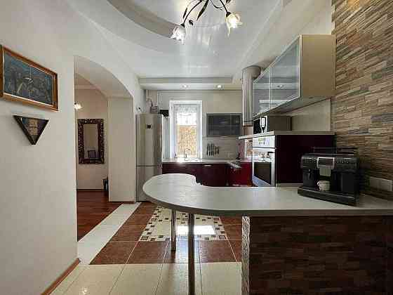 4к квартира особнячного типу. 175м.кв.Власне подвір'я, гараж, укриття. Львов