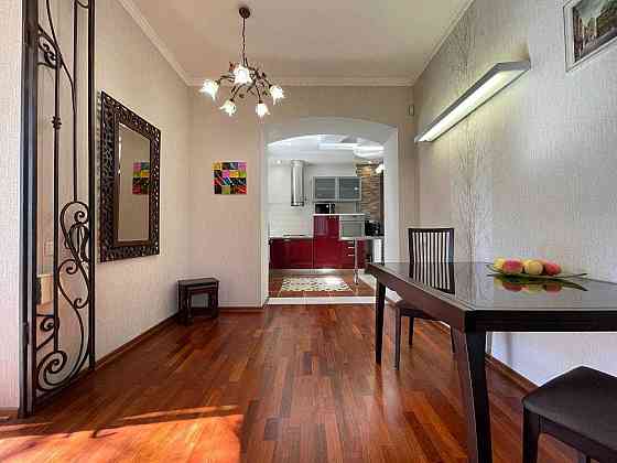 4к квартира особнячного типу. 175м.кв.Власне подвір'я, гараж, укриття. Львов