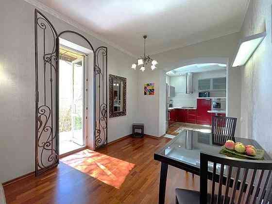 4к квартира особнячного типу. 175м.кв.Власне подвір'я, гараж, укриття. Львов