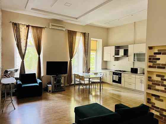 Затишна простора студія на Андріївській 9 Киев