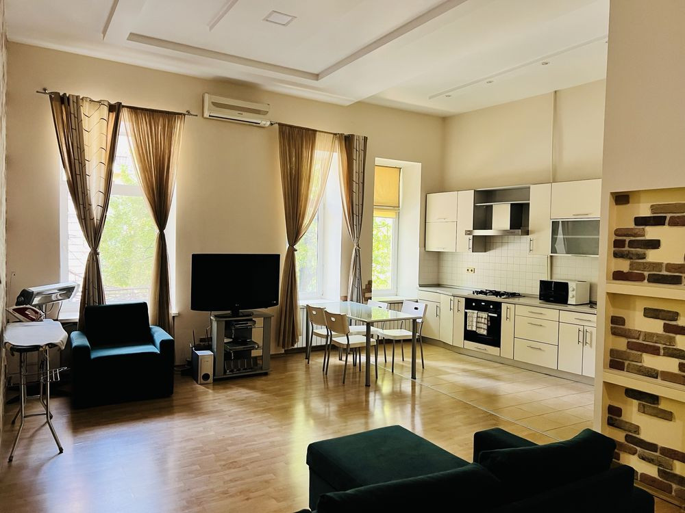 Затишна простора студія на Андріївській 9 Киев - изображение 1