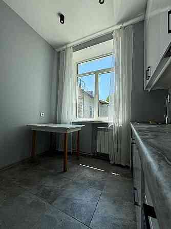 Продам 4-и к/к 85 м2 з гарним розташуванням в самому центрі міста. Кропивницкий