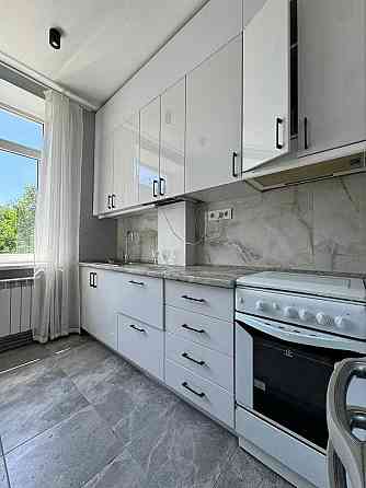 Продам 4-и к/к 85 м2 з гарним розташуванням в самому центрі міста. Кропивницкий