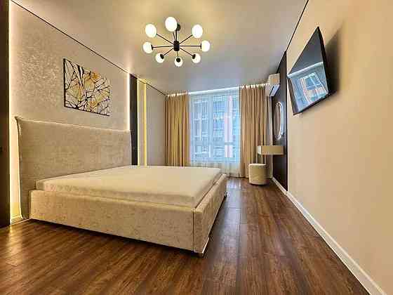 Велика однокімнатна з дорогим ремонтом, газ, низький поверх, ТОРГ!!! Ивано-Франковск