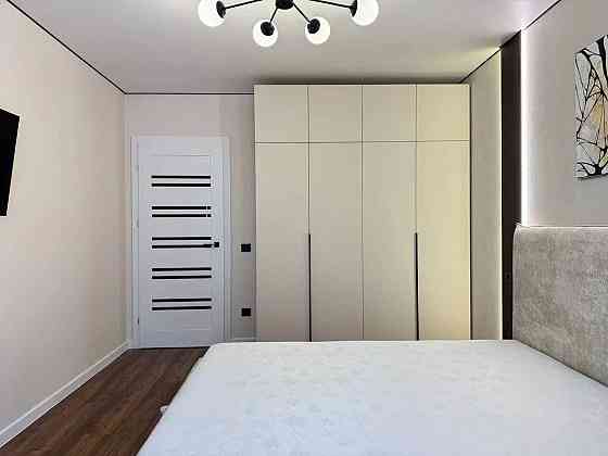 Велика однокімнатна з дорогим ремонтом, газ, низький поверх, ТОРГ!!! Ивано-Франковск