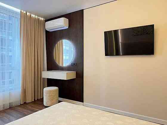 Велика однокімнатна з дорогим ремонтом, газ, низький поверх, ТОРГ!!! Ивано-Франковск