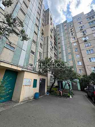 Продаж 1 кім Дарницький, вул.Ревуцького 24/4, м. Харківська 10 хвилин Київ