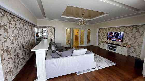 Велика трикімнатна квартира з дизайнерським ремонтом у м.Чорноморськ Чорноморськ