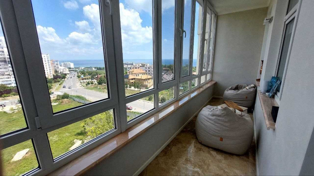 Велика трикімнатна квартира з дизайнерським ремонтом у м.Чорноморськ Черноморск - изображение 1