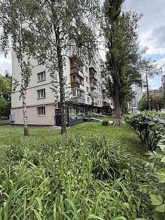 У центральній частині столиці на правому березі Дніпра. Київ