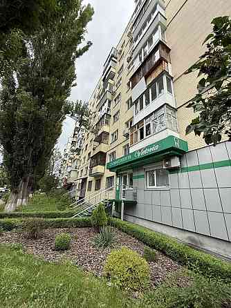 У центральній частині столиці на правому березі Дніпра. Київ