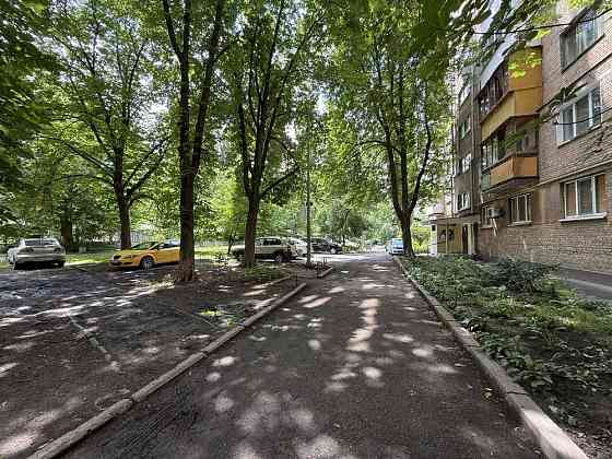 У центральній частині столиці на правому березі Дніпра. Київ