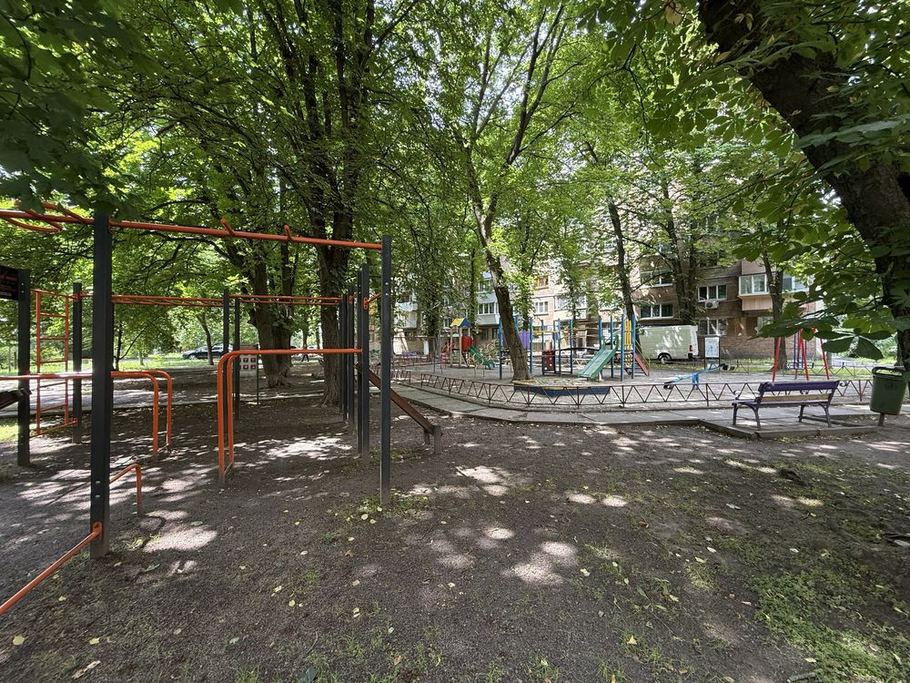 У центральній частині столиці на правому березі Дніпра. Київ - зображення 5