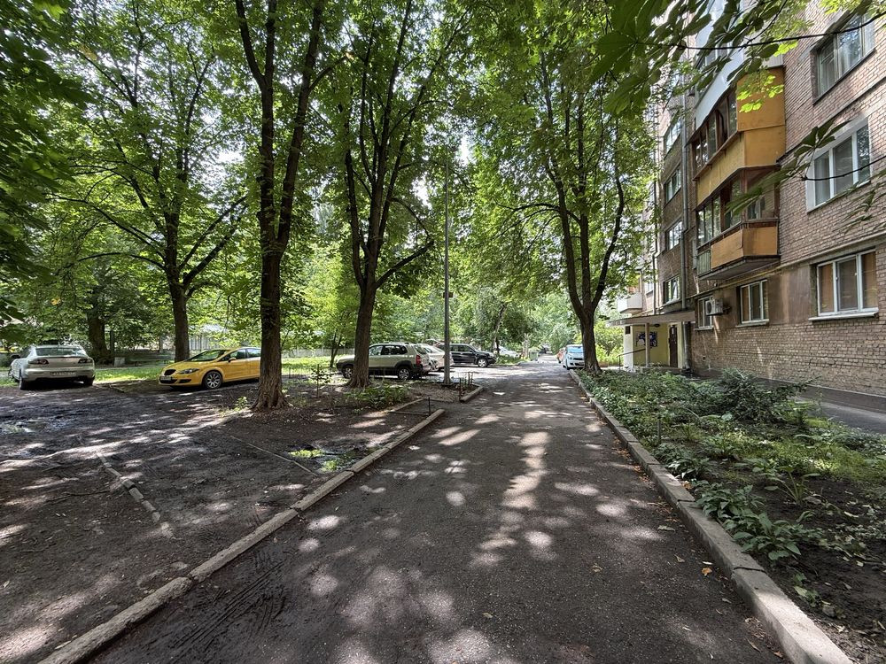 У центральній частині столиці на правому березі Дніпра. Київ - зображення 4