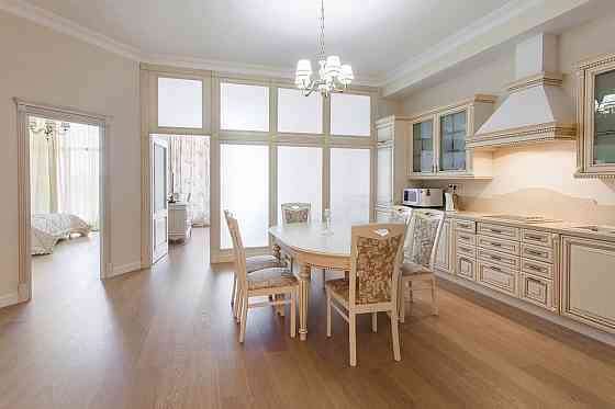 В продаже 2-х комн. квартира в Аркадийском дворце.  Первая линия моря! Odesa