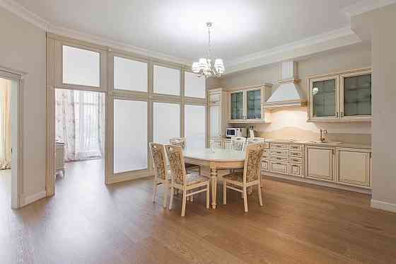 В продаже 2-х комн. квартира в Аркадийском дворце.  Первая линия моря! Odesa