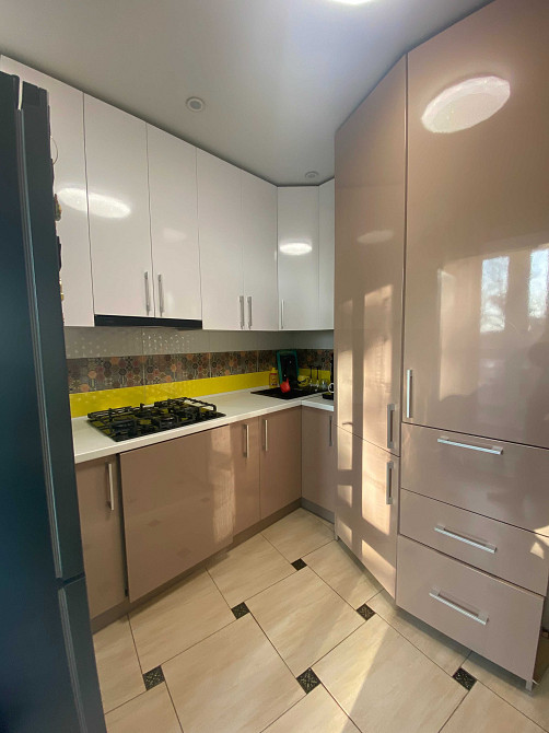 Без комісії Власник!Продам велику євро 2-кімнатну,50 м.кв,р-н Академії Ирпень - изображение 2