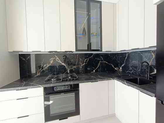 Продаю 2 кімнатну з ремонтом та меблями в центрі /Довга Івано-Франківськ