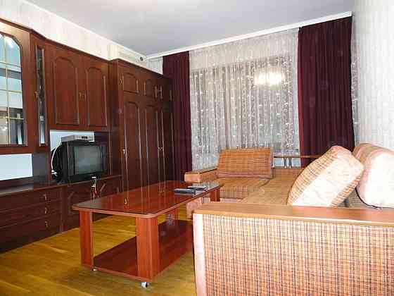 Здається 2 кв. біля метро Харківська Киев