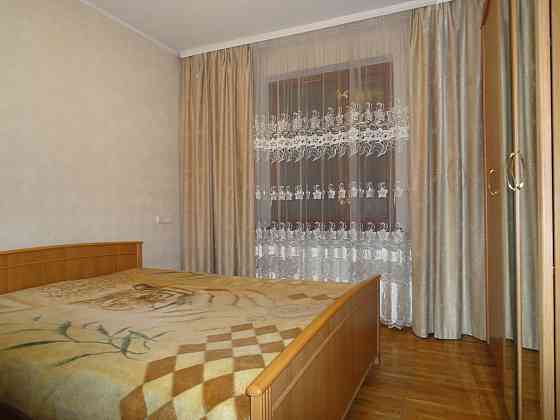 Здається 2 кв. біля метро Харківська Киев