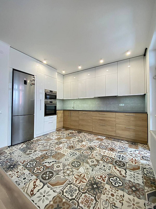 Сучасна 2-кімнатна квартира з кухнею-студією по вул.Під Голоском Львов - изображение 1