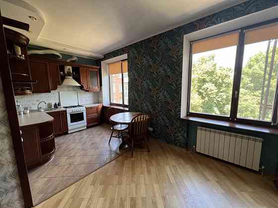 2-кімнатна в центрі. Сталінка, ремонт. Житомир