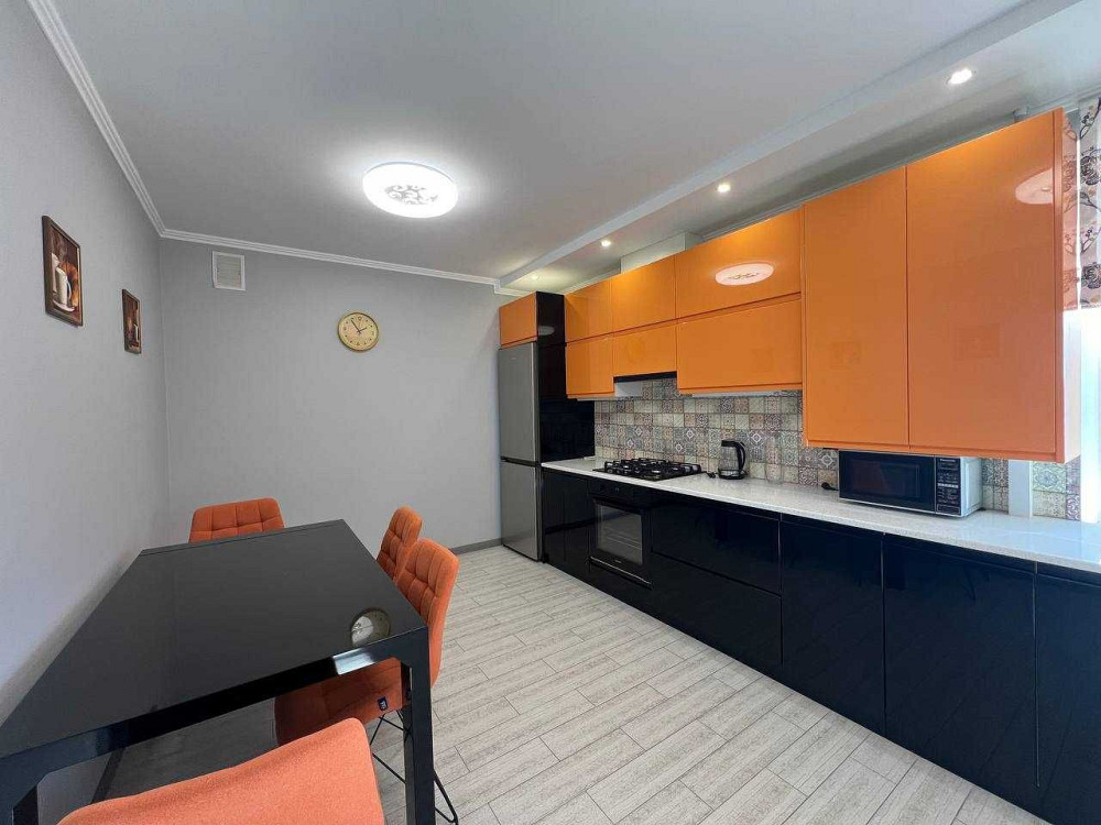 Простора 2 кімнатна квартира по вул Мельника Ивано-Франковск - изображение 1