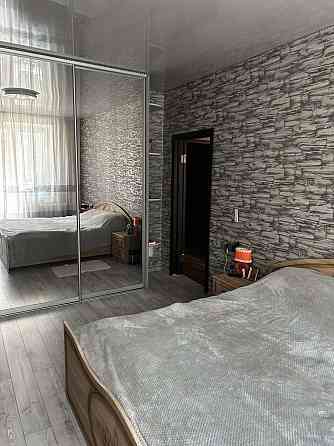 Трикімнатна сталінка в якій вікна дивляться на парк Хмельницкий