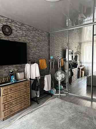 Трикімнатна сталінка в якій вікна дивляться на парк Хмельницкий