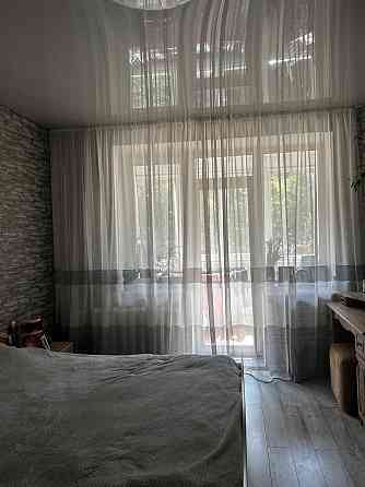 Трикімнатна сталінка в якій вікна дивляться на парк Хмельницкий