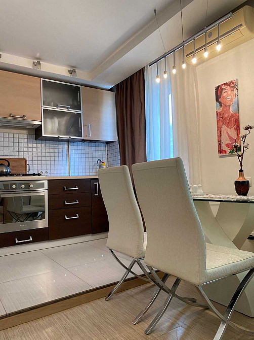 Двухкомнатная квартира с ремонтом в кирпичном доме в пер. Светлом Одесса - изображение 1