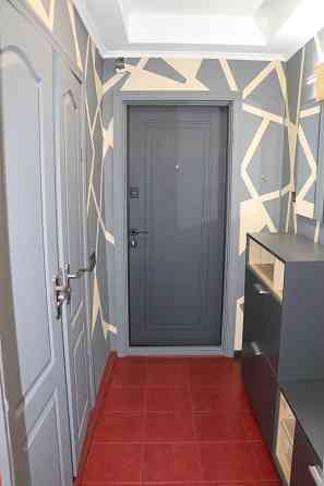 Однокімнатна  з ремонтом 31,8/18,6/7,3 біля метро. Власник Київ