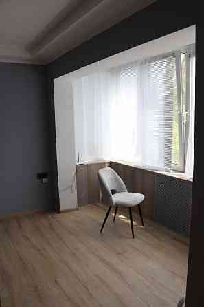 Однокімнатна  з ремонтом 31,8/18,6/7,3 біля метро. Власник Київ