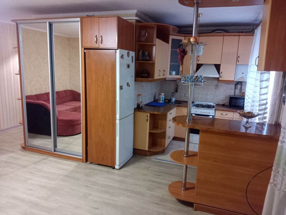 Продаётся 2х ком кв, центр, 100м от площади. 2эт. Рем. Мебель. Славянск - изображение 1