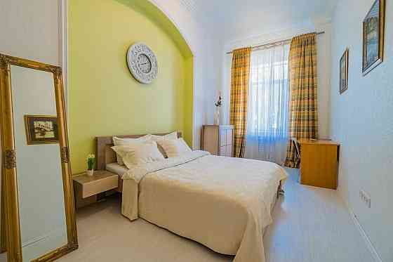 Простора квартира у царському будинку, Еспланадна, центр Києва, 66 м² Київ