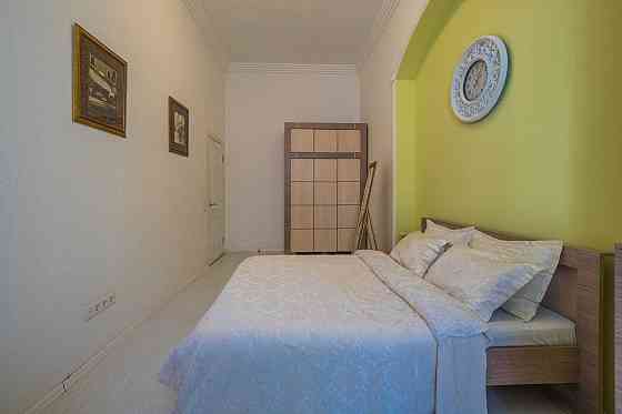 Простора квартира у царському будинку, Еспланадна, центр Києва, 66 м² Київ