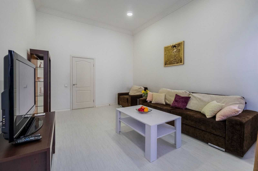 Простора квартира у царському будинку, Еспланадна, центр Києва, 66 м² Київ - зображення 2