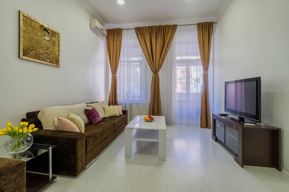 Простора квартира у царському будинку, Еспланадна, центр Києва, 66 м² Київ - зображення 3