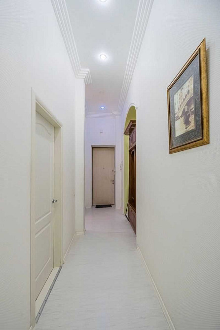 Простора квартира у царському будинку, Еспланадна, центр Києва, 66 м² Київ - зображення 7