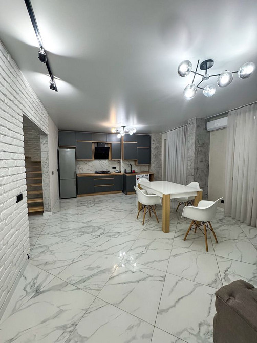 Пентхаус біля ТЦ МАЙДАН — вул Каспрука, кухня-вітальня + 2 спальні Черновцы - изображение 3