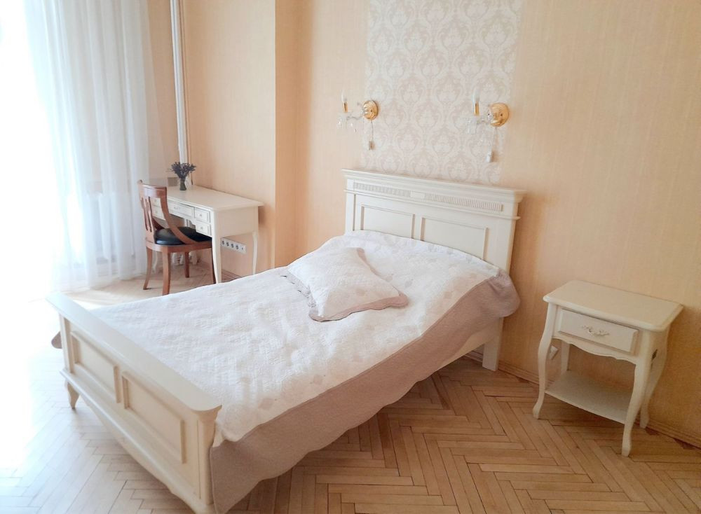 Продаж 2 к кв Олеся Гончара Історичний Цент Шевченківськи Університет Київ - зображення 1