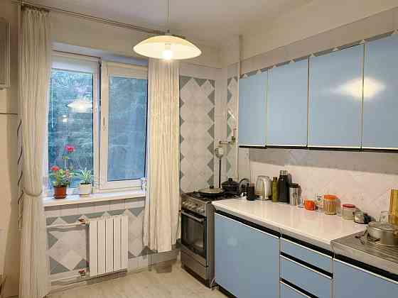 продаж квартири 2 кім гарний стан вул. Захарівська 7 Киев